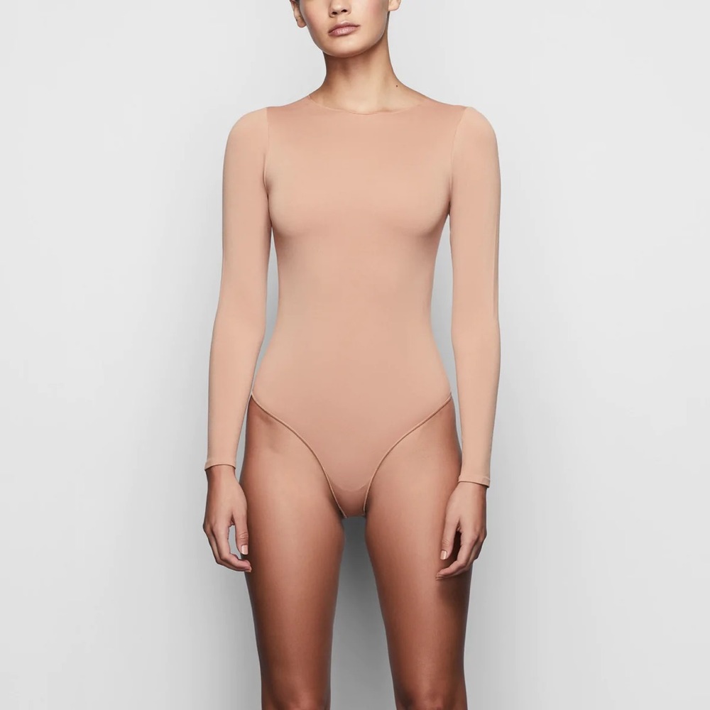 SKIMS: ESSENTIAL CREW NECK LONG SLEEVE BODYSUIT